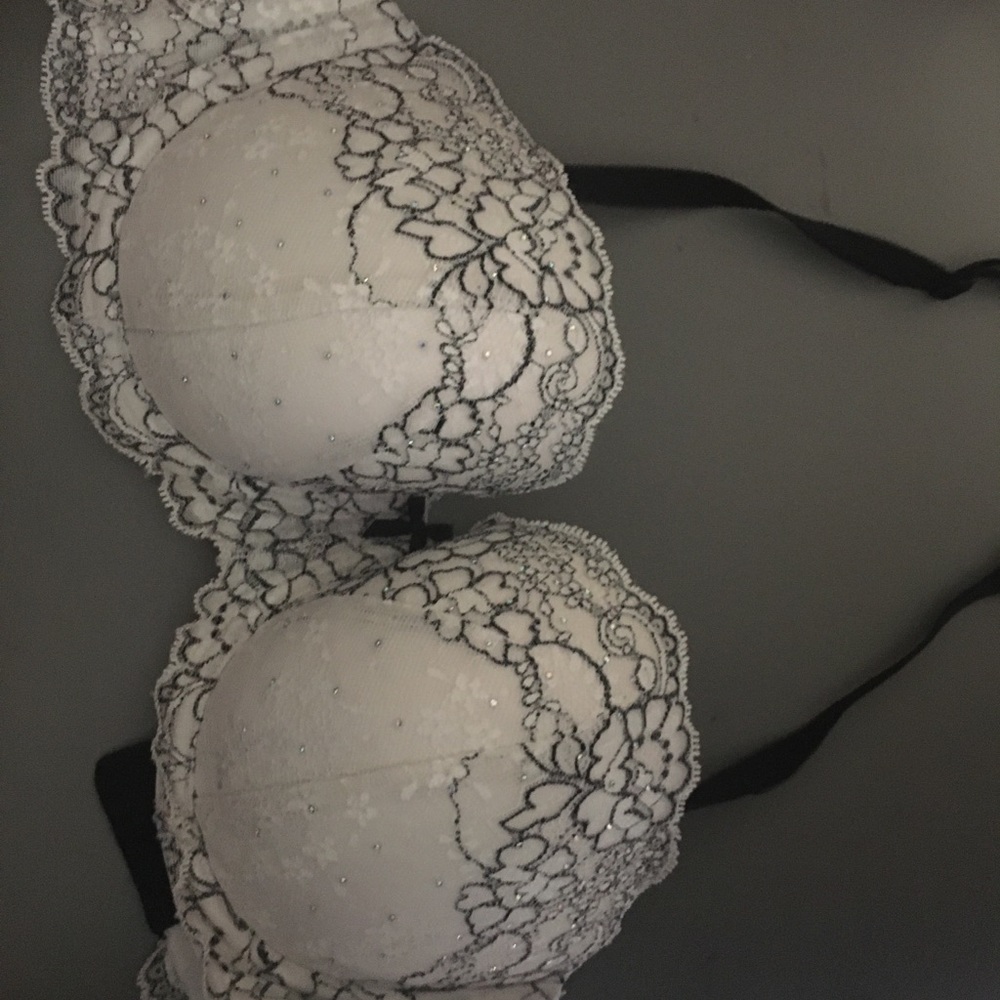 2 Victoria secret bra’s
